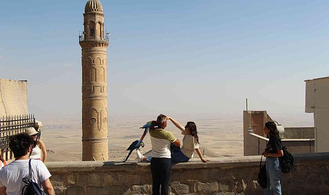 Tarihi kent Mardin, sıcak havaya rağmen turist ağırlamaya devam ediyor