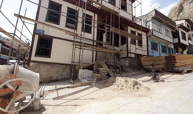Tarihi konaklarda restorasyon çalışmaları sürüyor