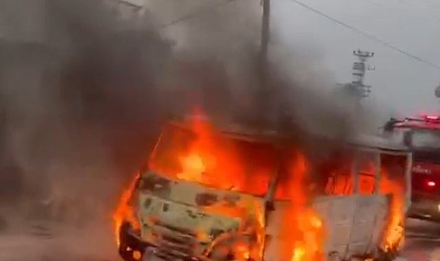 Tarsus&#039;ta tarım işçilerini taşıyan servis aracı alev alev yandı