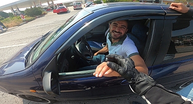 Tartıştığı motosikletliyi kolundan tutup çay içmeye götürdü