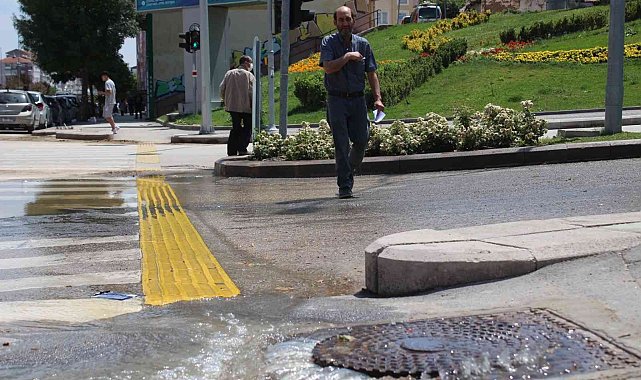 Taşan kanalizasyon suyu vatandaşı çileden çıkardı