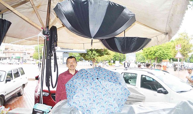 Tavşanlı&#039;da yağan yağmurla birlikte şemsiye satışları da arttı