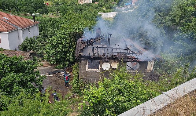 Tek katlı ev alev alev yandı