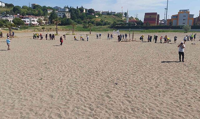 Tekirdağ'da 100 kişi imece usulüyle plajları temizledi
