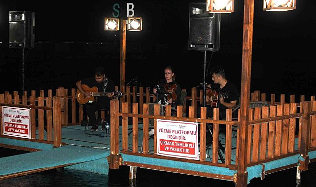 Tekirdağlılar sahilde canlı müziğin tadını çıkarıyor