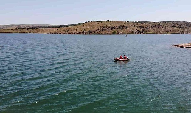 Tekneyle açıldı, yüzerek kıyıya ulaşmaya çalıştı: Suda kaybolan genç için ekipler seferber oldu