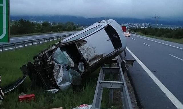 TEM&#039;de takla atan otomobil bariyerde asılı kaldı: 3 yaralı