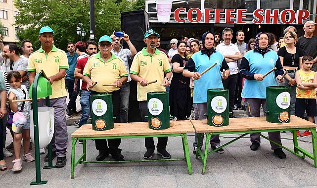 Temizlik aletlerinden enstrümanlarla müzik yaptılar