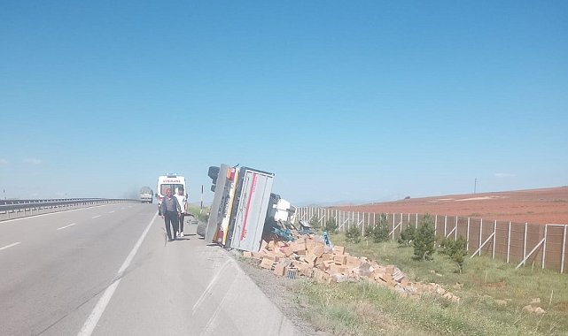 Temizlik malzemesi yüklü tır devrildi;1 yaralı