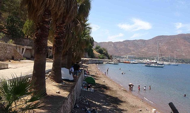 Terk edilmiş koyda çadır kurdu, belediyeden bir kürek bir süpürge istiyor