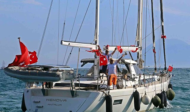 Terliklerini karaya bırakıp tekneleriyle dünya turuna çıktılar