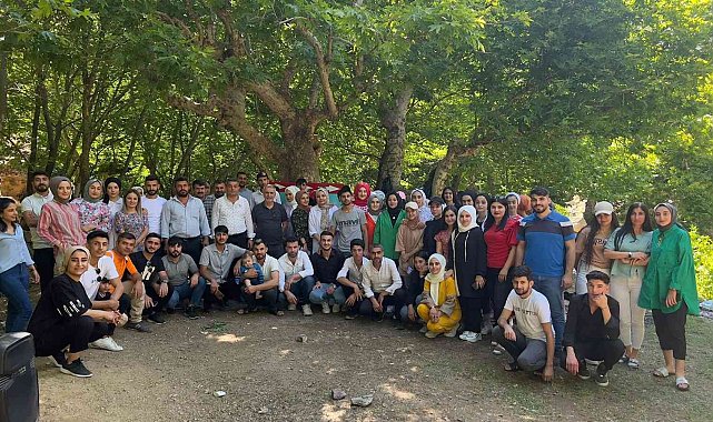 Terörden arındırılan doğada buluşan gençler halay çekerek piknik yaptı