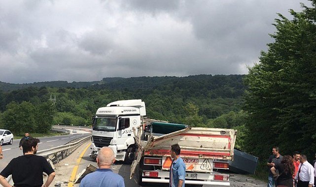 Tır makasladı, yol trafiğe kapandı