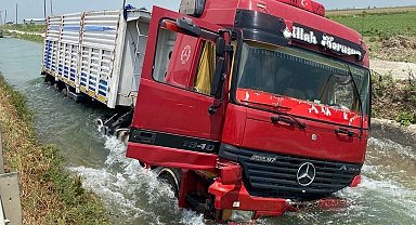 Tır sulama kanalına düştü