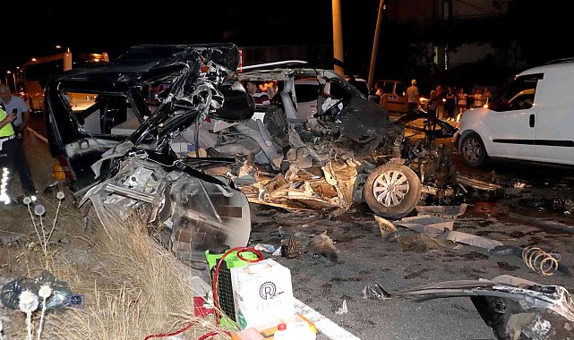 TIR'ın altına giren minibüs parçalandı, 1 yaralı