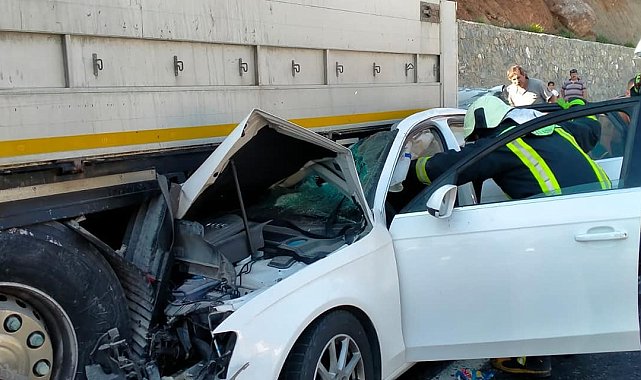 Tıra ok gibi saplanan otomobildeki 2 kişi yaralandı