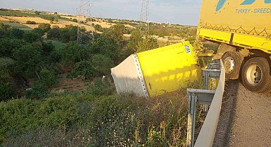 Tırın dorsesi uçurumda asılı kaldı