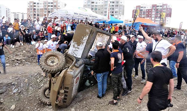 Tokat&#039;taki off-road yarışlarında aracın devrilme anı kameralara yansıdı