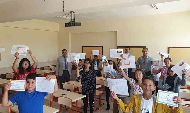 Tomarza'da öğrencilerin karne heyecanı