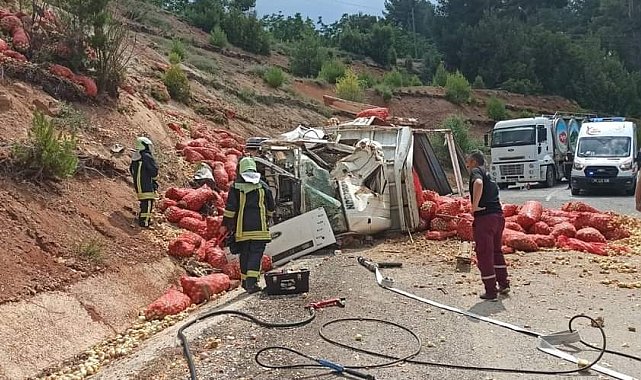 Tonlarca soğan devrilen kamyondan yola saçıldı