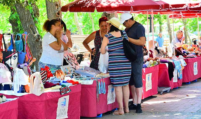 Toros kadınları ürünlerini sergiliyor