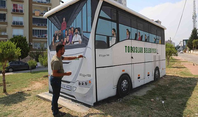 Toroslar'da elektrik trafosu belediye servis otobüsü görünümüne dönüştü