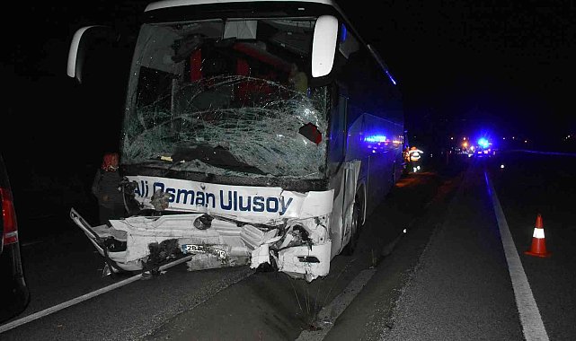 Tosya&#039;da otomobil ile otobüs kafa kafaya çarpıştı: 2 ölü 16 yaralı