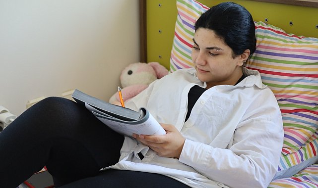 Trafik kazası geçiren genç sınava ambulansla geldi