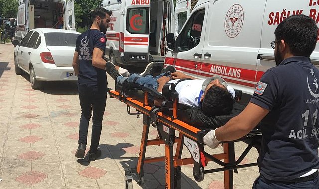 Traktör ile motosiklet çarpıştı: 2 yaralı