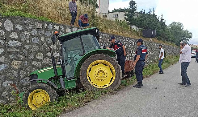 Traktör istinat duvarına çarptı: 1 yaralı