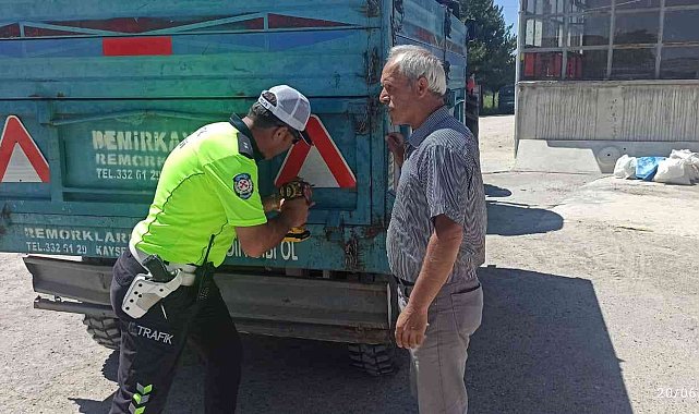 Traktör sürücüleri römorklarına reflektör taktı