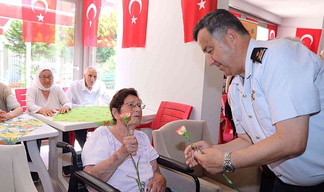 Tuğgeneral Özfidan huzurevinedeki babaları unutmadı