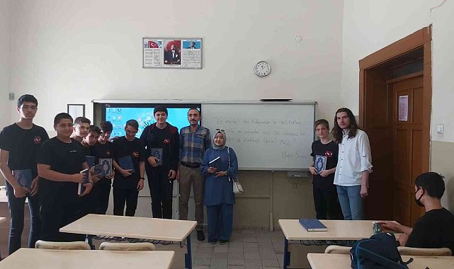 TÜGVA&#039;dan lise öğrencilerine Kur&#039;an-ı Kerim dağıtımı