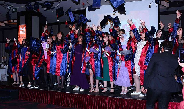 Tüm senenin yorgunluğu mezuniyetle atıldı