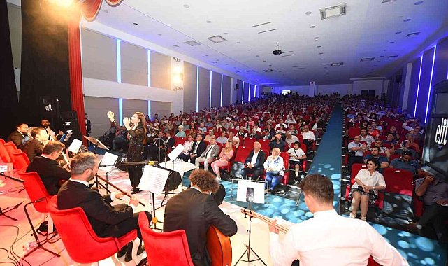 Türk halk müziği konserine yoğun ilgi