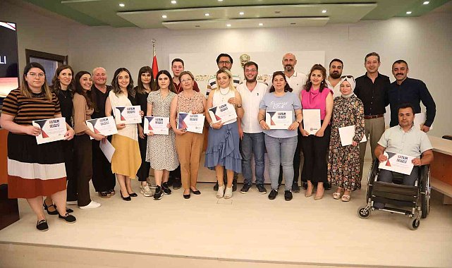 Türk işaret dili eğitimi alan belediye personeline sertifika