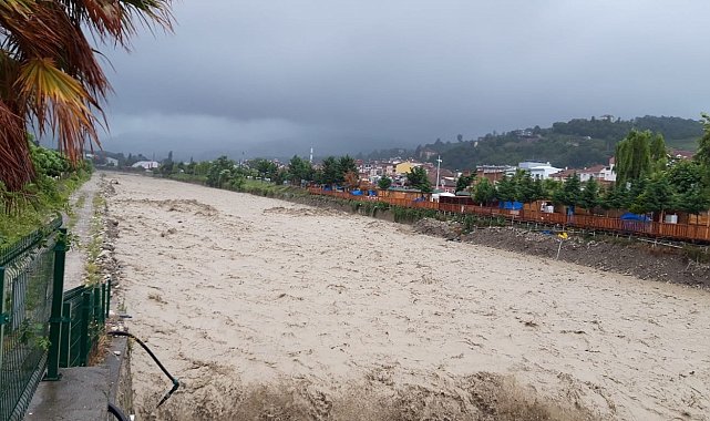 Türkeli&#039;de dere taştı, evler sular altında kaldı, geçici köprüler ulaşıma kapandı