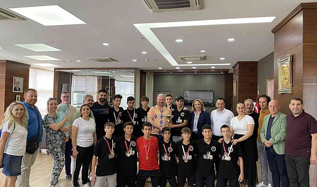 Türkiye şampiyonlarına Menemen'de coşkulu karşılama