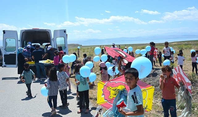 Tuşba Belediyesi'nden, öğrenciler için uçurtma şenliği düzenledi