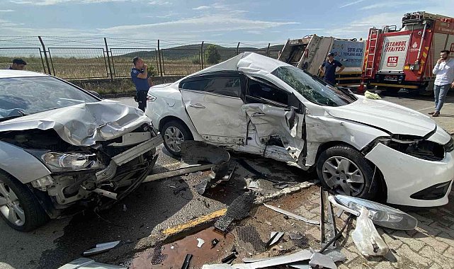 Tuzla'da direksiyon hakimiyetini kaybeden sürücü, otomobile çarptı: 2 yaralı