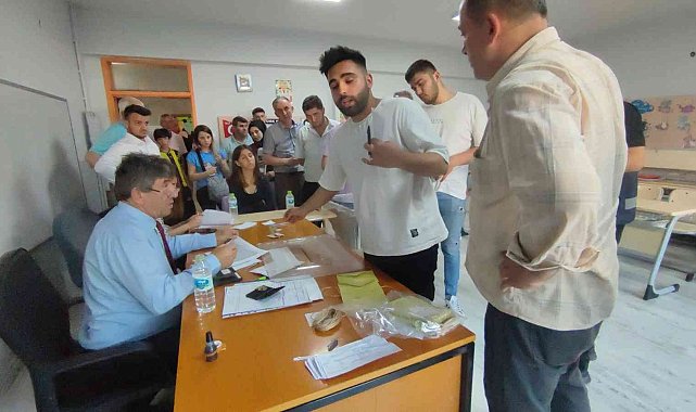 Üç muhtarlıkta ara seçimleri yapıldı.