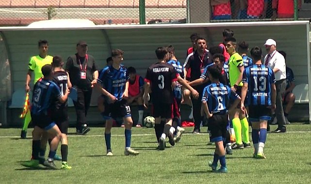 Uçan tekme atan futbolcuya 3 maç ceza