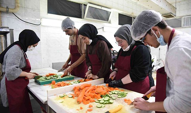 Ücretsiz kurslarla öğrencilere kişisel beceriler kazandırıyor