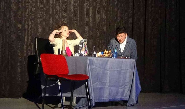 Ücretsiz sahnelenen tiyatro oyununa yoğun ilgi