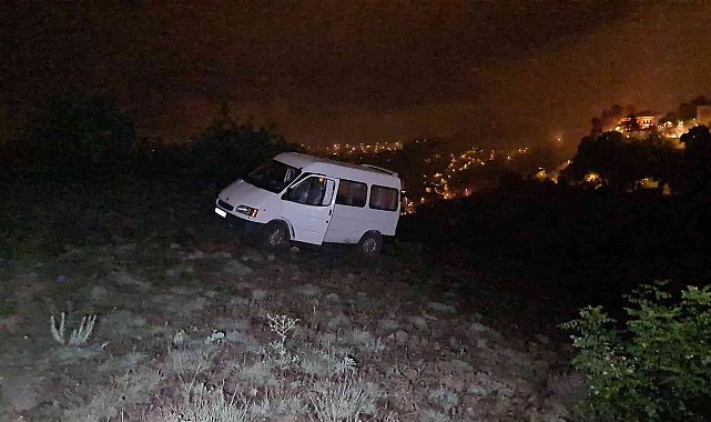 Uçurumun kenarından mahsur kalan gençleri ekipler kurtardı