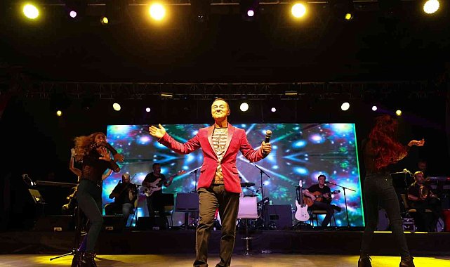 Ümraniye'de liseli gençler mezuniyet coşkusunu Serdar Ortaç'la yaşadı