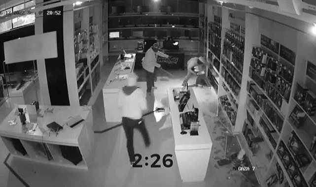 Ümraniye&#039;de teknoloji mağazasında 3 dakikada 3 milyonluk soygun kamerada