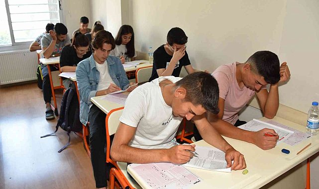 Üniversite adayları YEGEM ile sınava hazırlanıyor