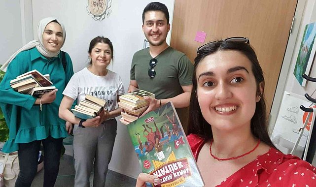 Üniversite öğrencileri, köy okulu için kitap bağışında bulundu