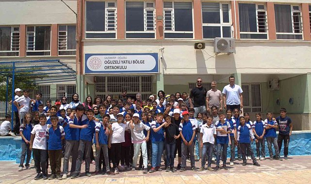 Üniversiteli gençler ortaokul öğrencileri ile oyun oynadı